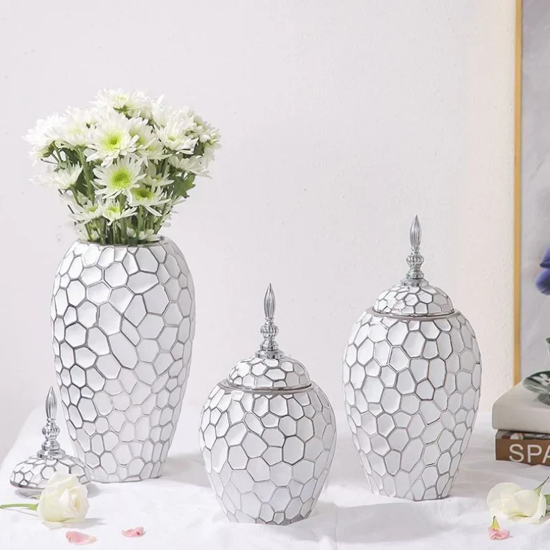 Elegant keramisk vase med gyldne detaljer
