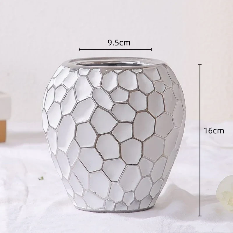 Elegant keramisk vase med gyldne detaljer