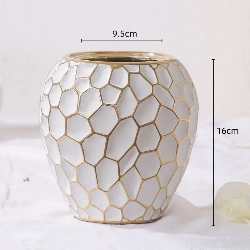 Elegant keramisk vase med gyldne detaljer
