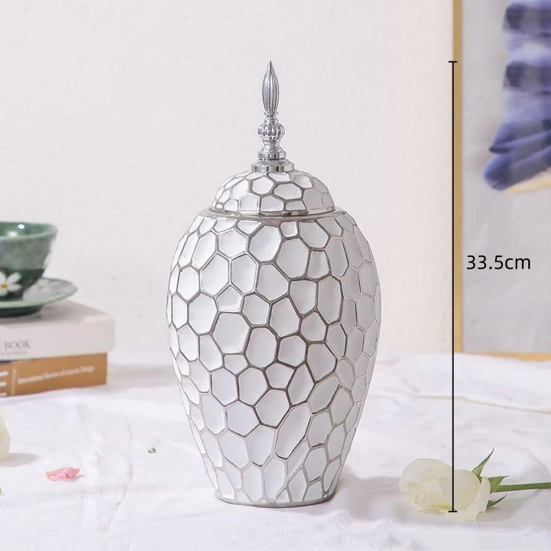 Elegant keramisk vase med gyldne detaljer