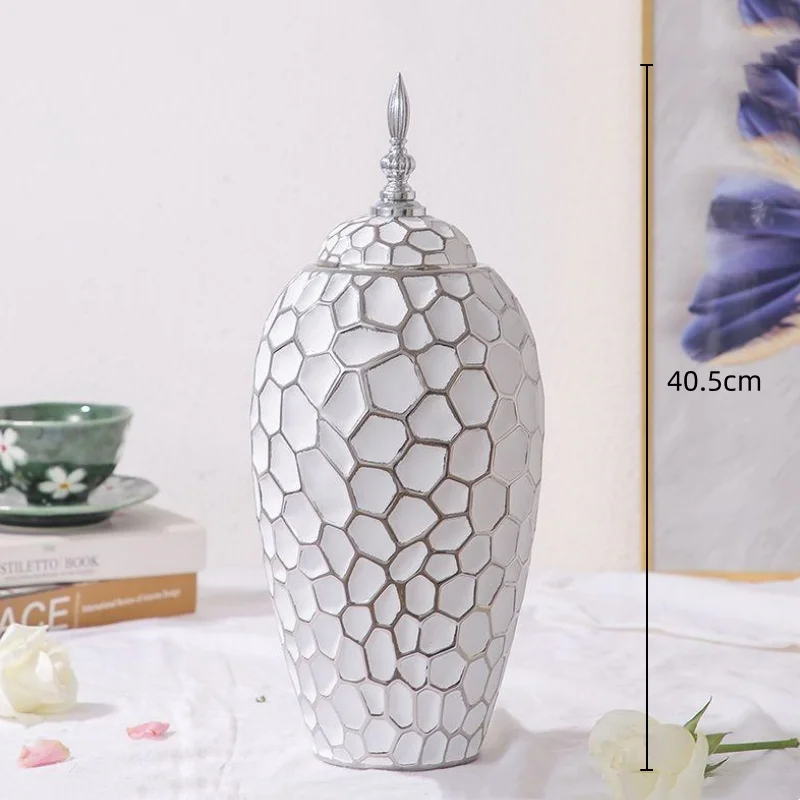 Elegant keramisk vase med gyldne detaljer