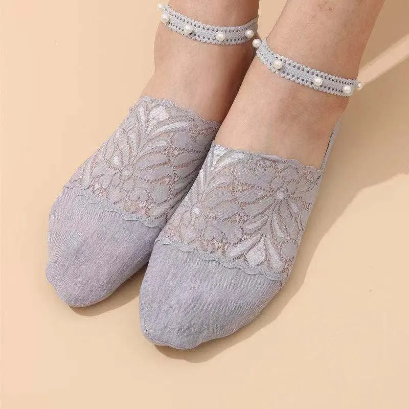 Elegante sokker med perle detaljer og spids design