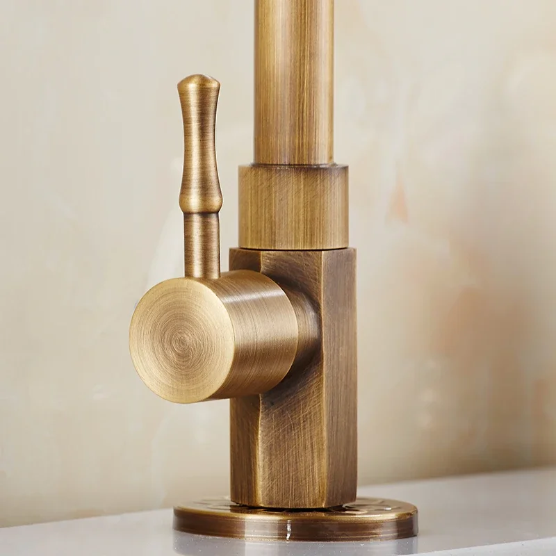 Elegant svanehalstekøkkenarmaturer i antik messing