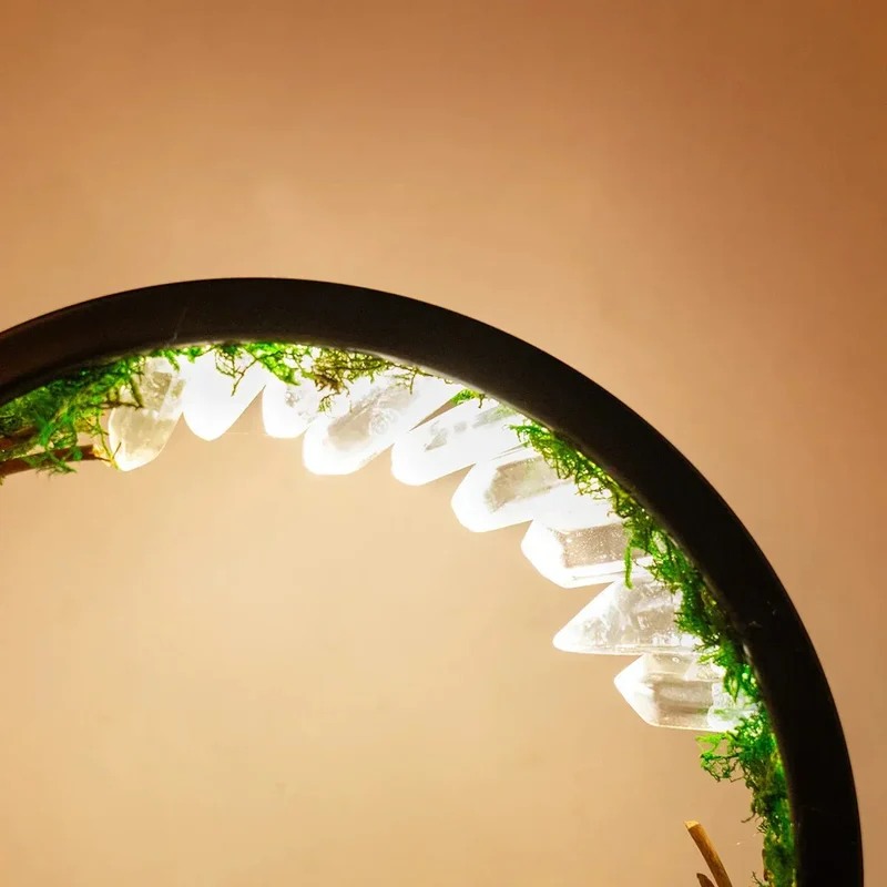 Elegant natlampe med rund ramme - grønne krystaller - stilfuld dekoration