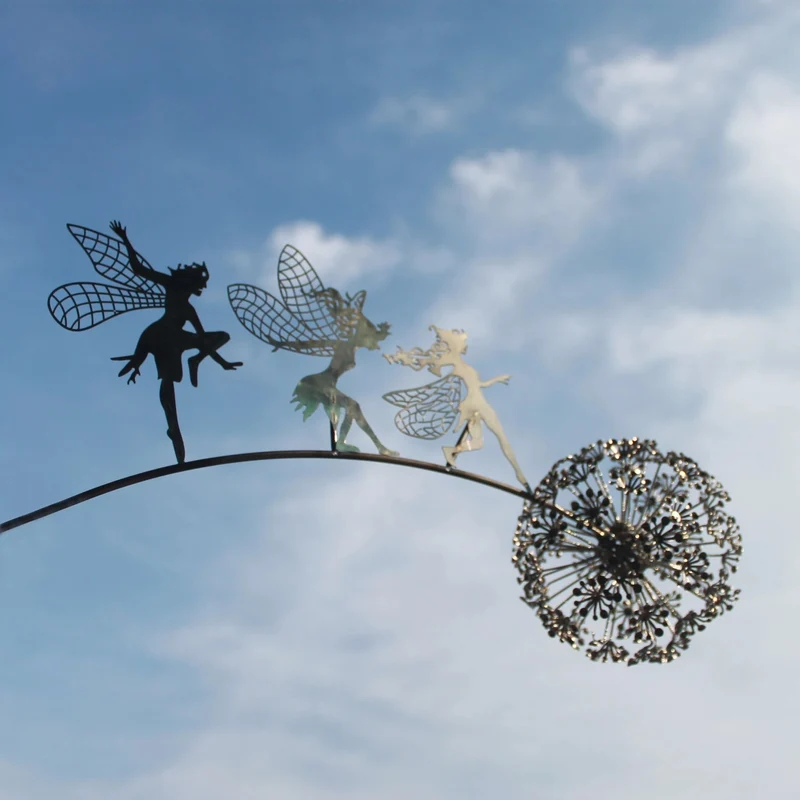 Kunstskulptur af fe på mælkesnor