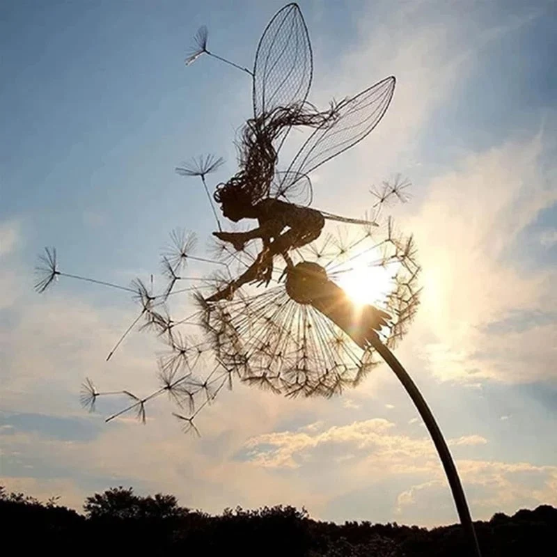 Kunstskulptur af fe på mælkesnor