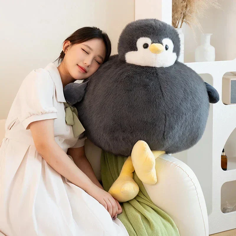 Fyldig rund pinguin krammedyr i blødt stof