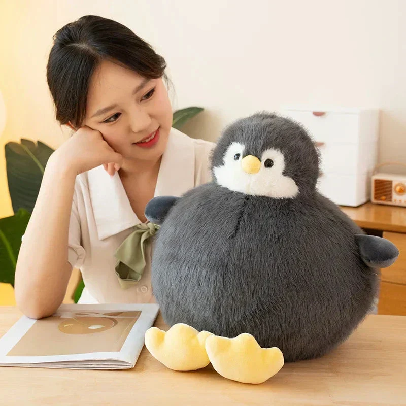 Fyldig rund pinguin krammedyr i blødt stof