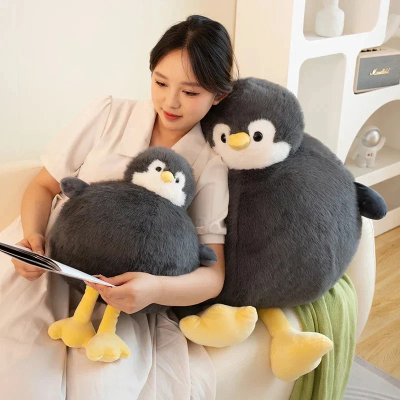 Fyldig rund pinguin krammedyr i blødt stof