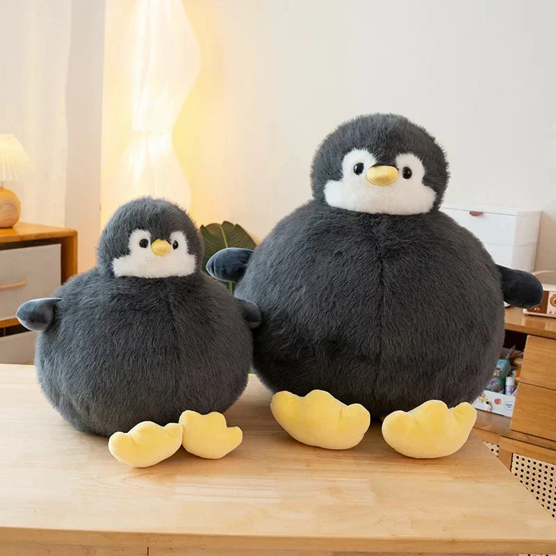 Fyldig rund pinguin krammedyr i blødt stof