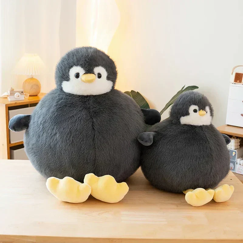 Fyldig rund pinguin krammedyr i blødt stof