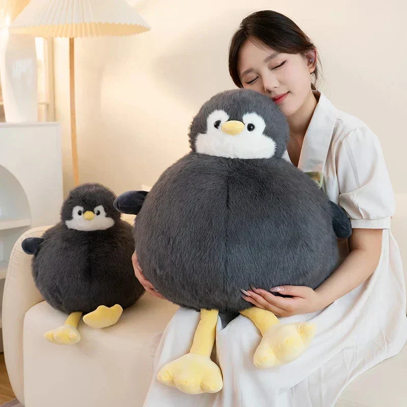 Fyldig rund pinguin krammedyr i blødt stof