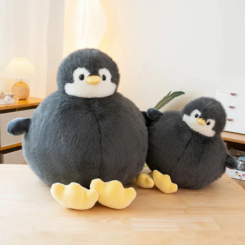 Fyldig rund pinguin krammedyr i blødt stof