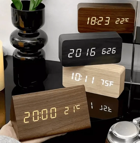 SmartTræ LED Ur – Stemmestyring og Elegant Design til Hjemmet