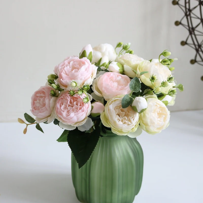 Elegant kunstnerisk blomsterarrangement med pæoner - Buket