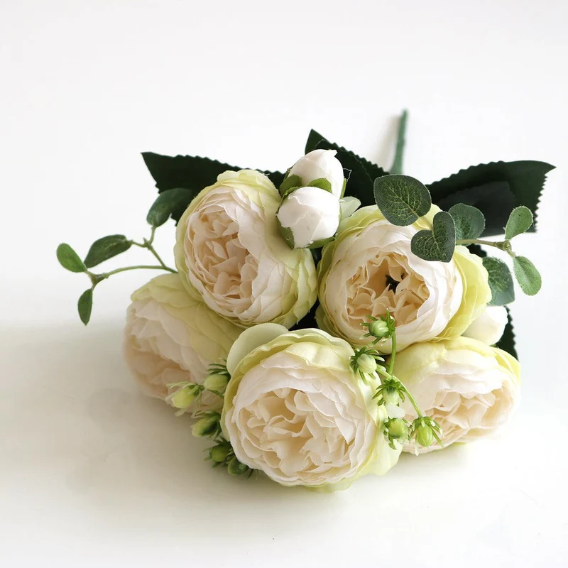 Elegant kunstnerisk blomsterarrangement med pæoner - Buket