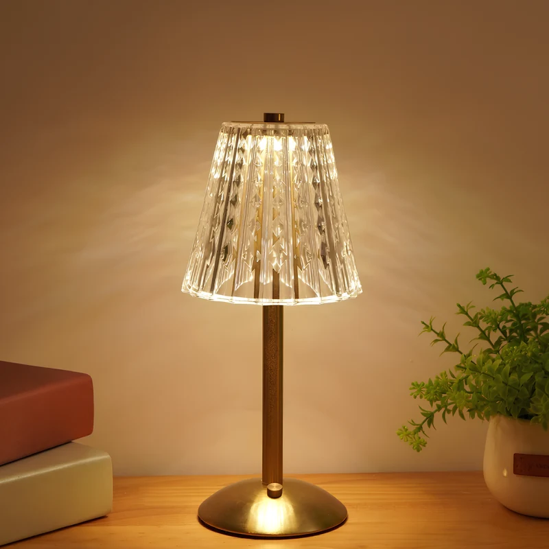 Guldfarvet krystal bordlampe