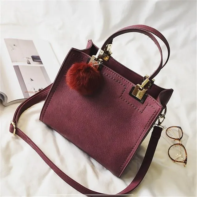 Håndtaske til kvinder i ægte læder med pelsbold - Lækkert design