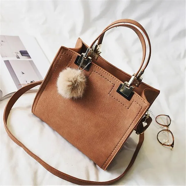 Håndtaske til kvinder i ægte læder med pelsbold - Lækkert design
