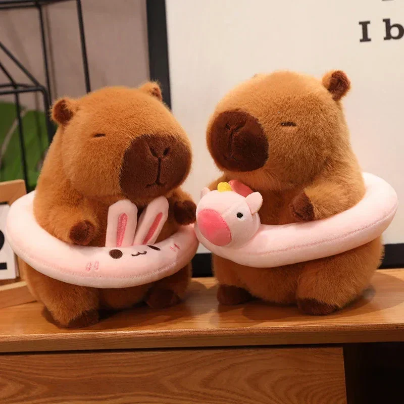 Fluffy Capybara med Flydende Plüsht legetøj