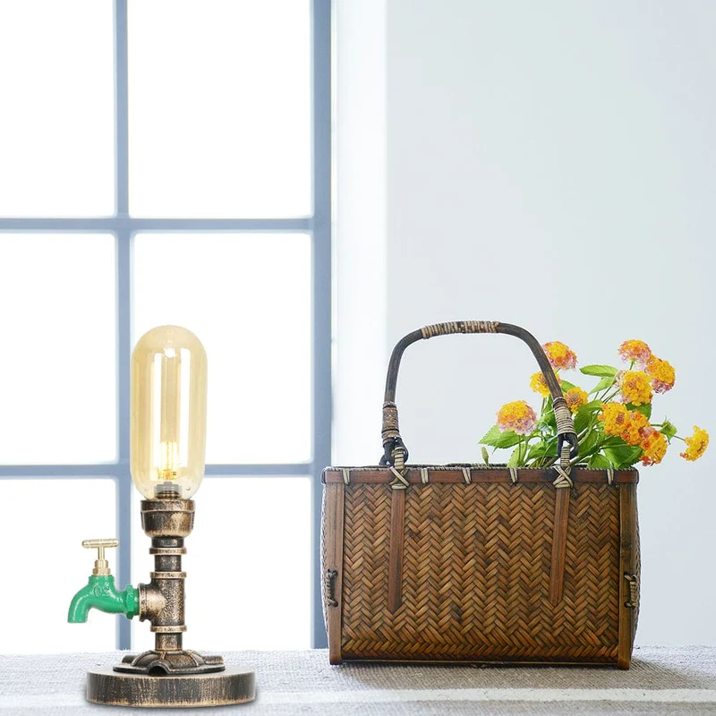 Stilfuld Metal Bordlampe med Industrielt Design