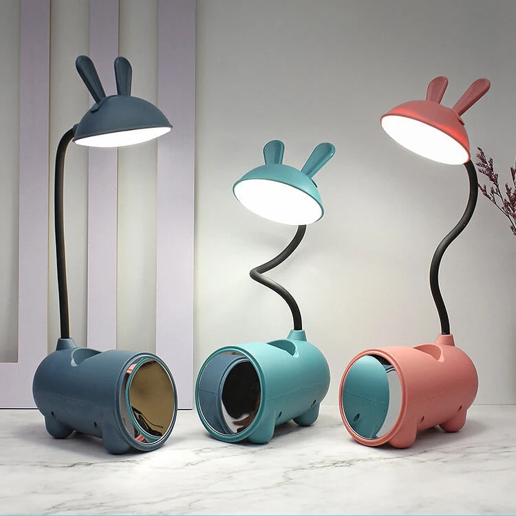 Legende LED-lampe med USB-oplader og blyantholder