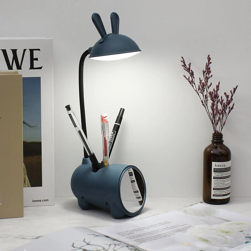 Legende LED-lampe med USB-oplader og blyantholder