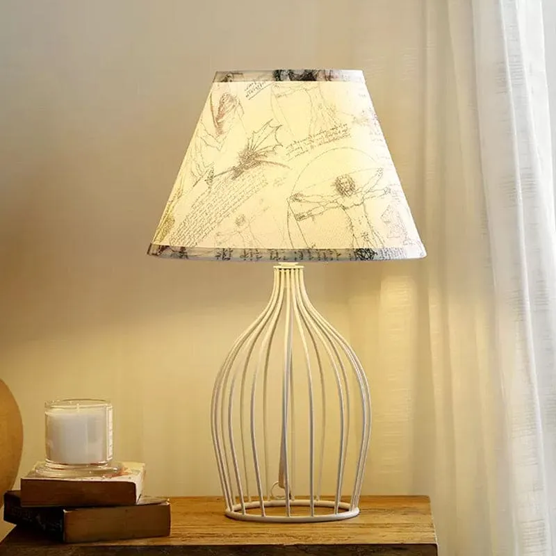 Stilfuld Metal Bordlampe med Konisk Skærm