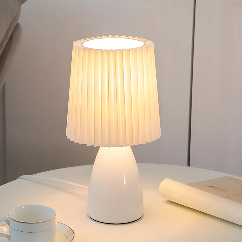 Stilren Bordlampe med Stofskærm og Glasfod samt USB-tilslutning
