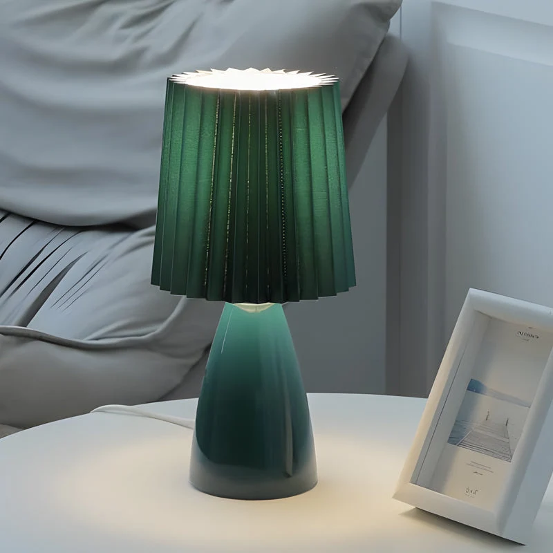 Stilren Bordlampe med Stofskærm og Glasfod samt USB-tilslutning