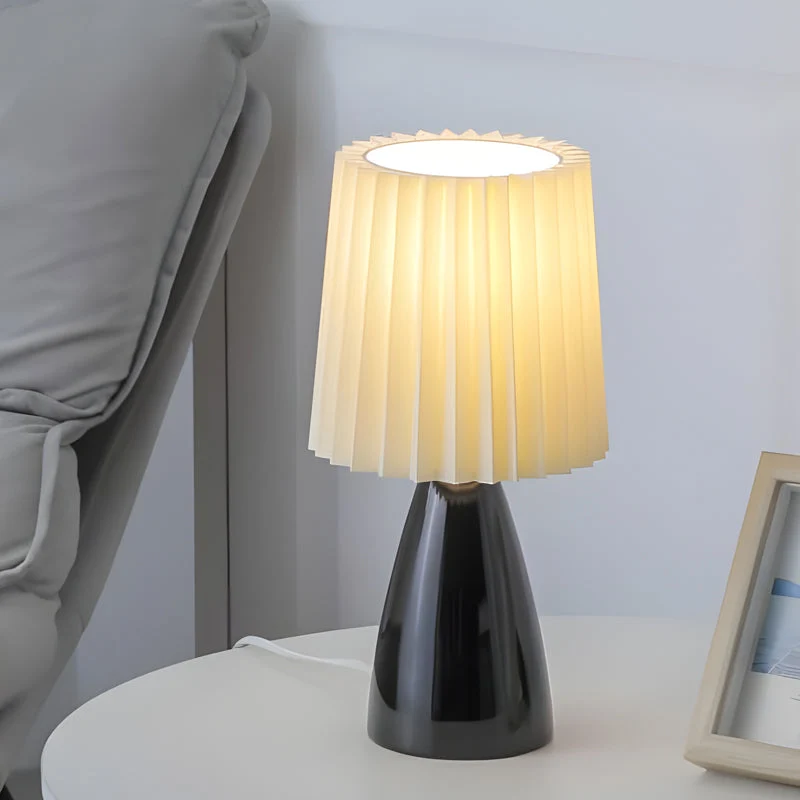 Stilren Bordlampe med Stofskærm og Glasfod samt USB-tilslutning