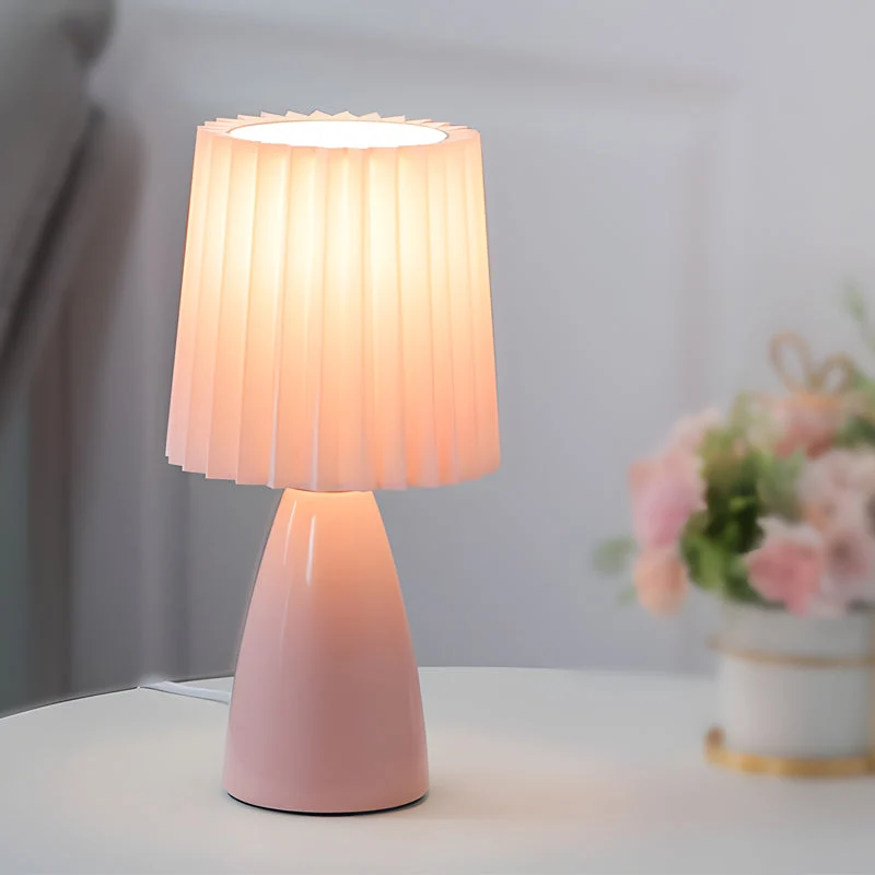 Stilren Bordlampe med Stofskærm og Glasfod samt USB-tilslutning