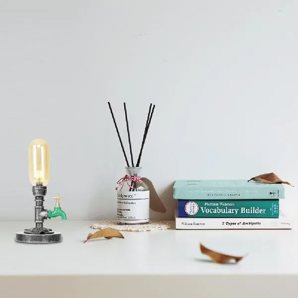 Stilfuld Bordlampe i Klart Glas med Rund Skærm
