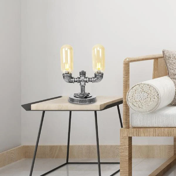 Stilfuld Bordlampe i Klart Glas med Rund Skærm