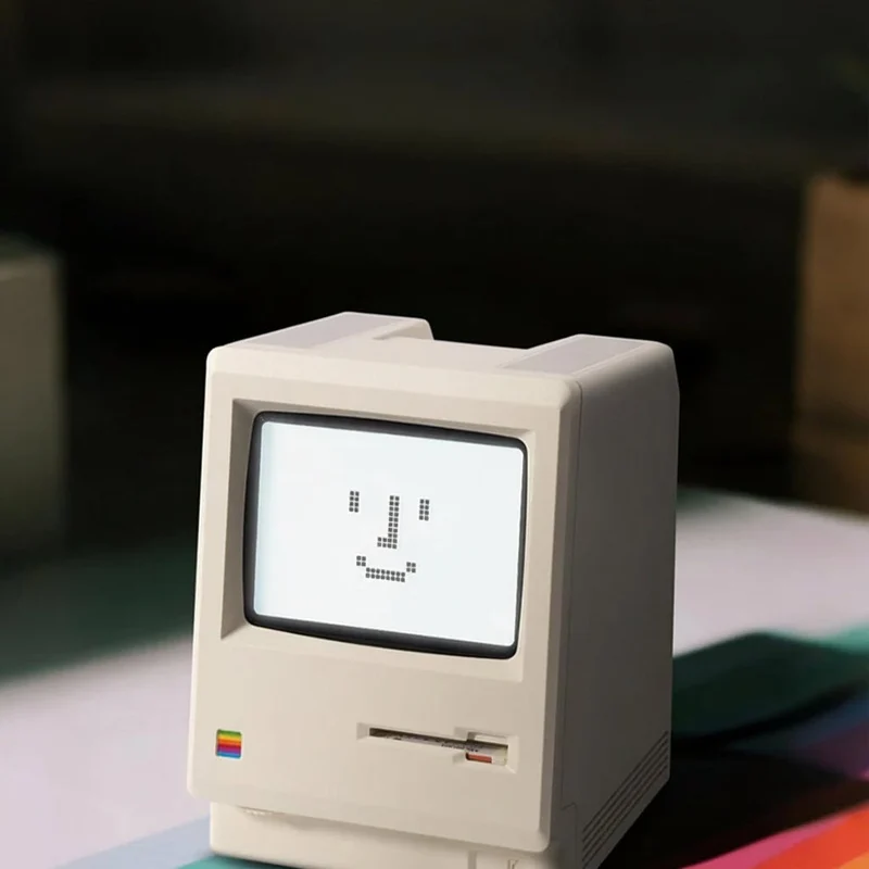 Retro Vækkeur med Pixel Display og Justerbar Baggrundsbelysning
