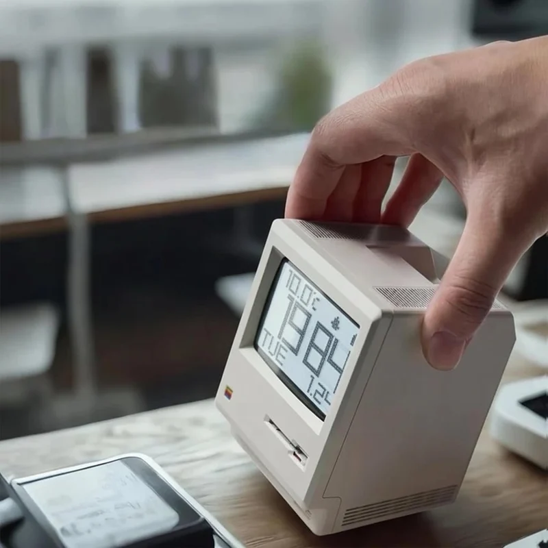 Retro Vækkeur med Pixel Display og Justerbar Baggrundsbelysning