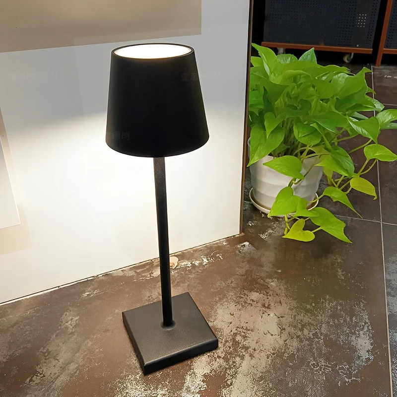 Bordlampe med Touch-Betjening – Elegant og Genopladelig LED