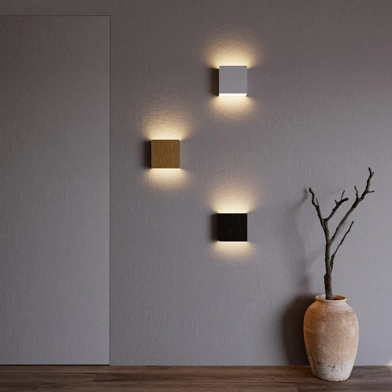 Elegant Væglampe i Minimalistisk Design med Justerbar Belysning
