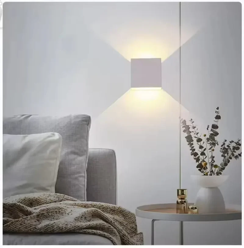Elegant Væglampe i Minimalistisk Design med Justerbar Belysning