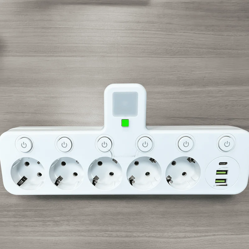 Praktisk Strømfordeler med USB & Natlys - Optimal Opladning