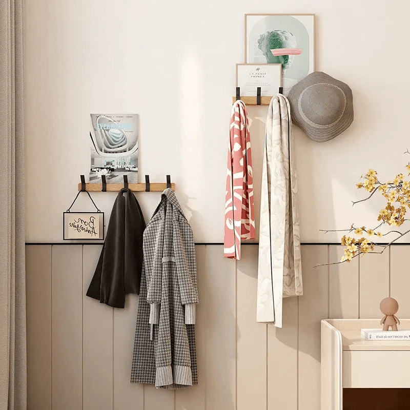 Fleksibel væggarderobe i skandinavisk stil med flytbare kroge
