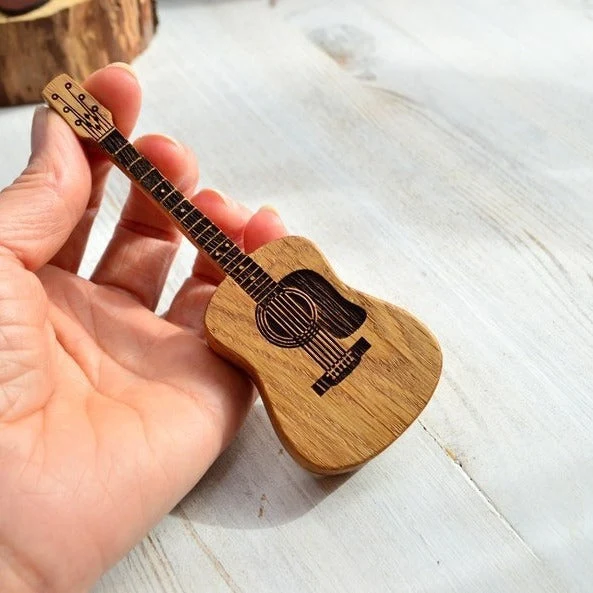 Elegant Træ-Plektrumholder til Guitarister – Håndlavet Design