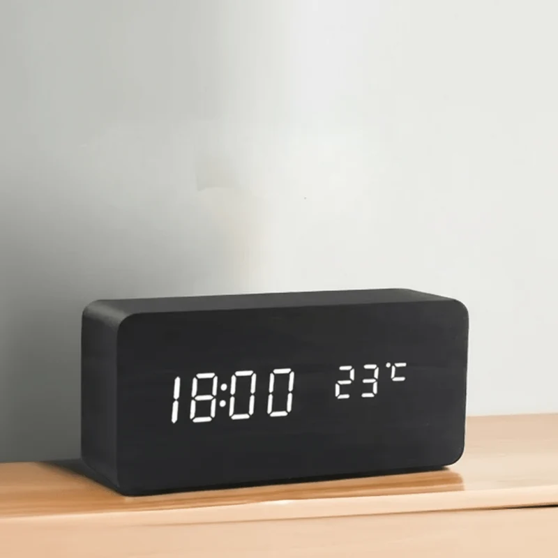 Stilrent Træ LED Ur med Stemmekontrol og Justerbar Lysstyrke