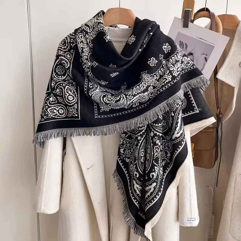Blomstret Tørklæde i Blød Polyester – Stilfuld og Behagelig
