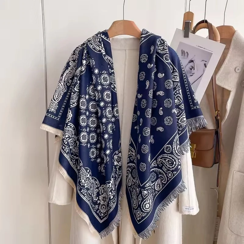Blomstret Tørklæde i Blød Polyester – Stilfuld og Behagelig