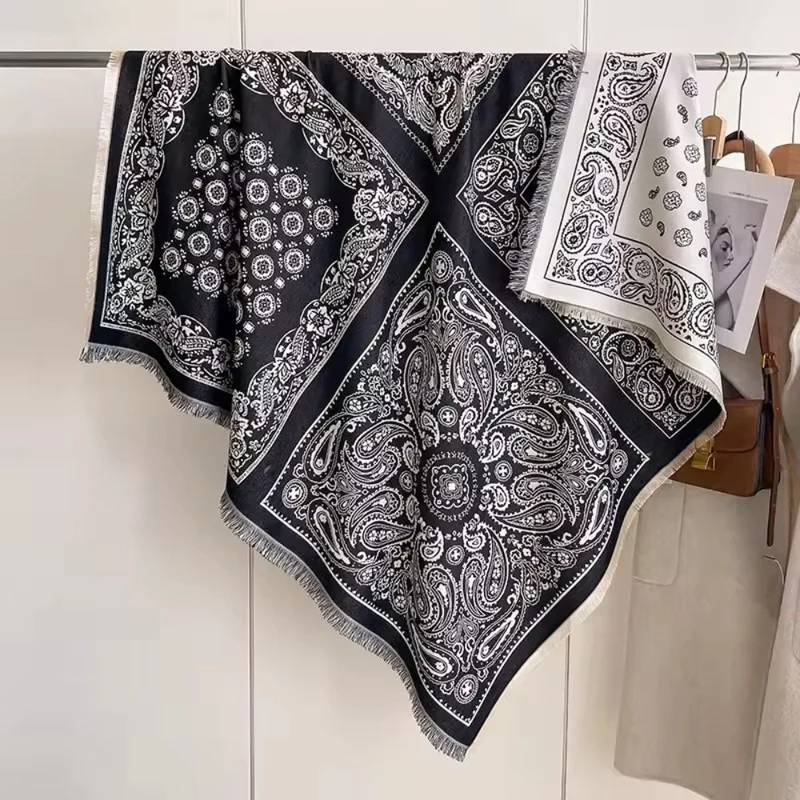 Blomstret Tørklæde i Blød Polyester – Stilfuld og Behagelig