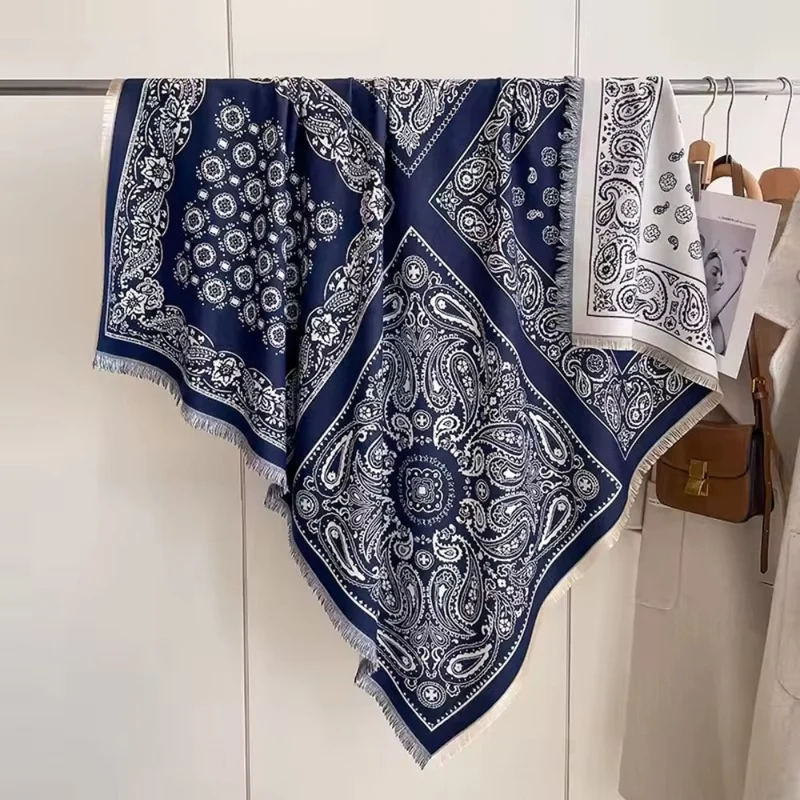 Blomstret Tørklæde i Blød Polyester – Stilfuld og Behagelig