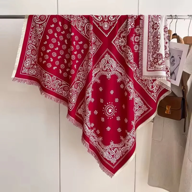 Blomstret Tørklæde i Blød Polyester – Stilfuld og Behagelig