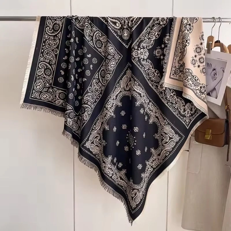 Blomstret Tørklæde i Blød Polyester – Stilfuld og Behagelig