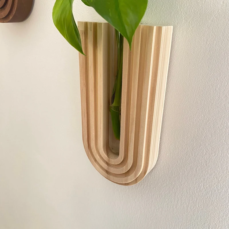 Elegant vægmonteret planteholder i træ med aftagelig vase